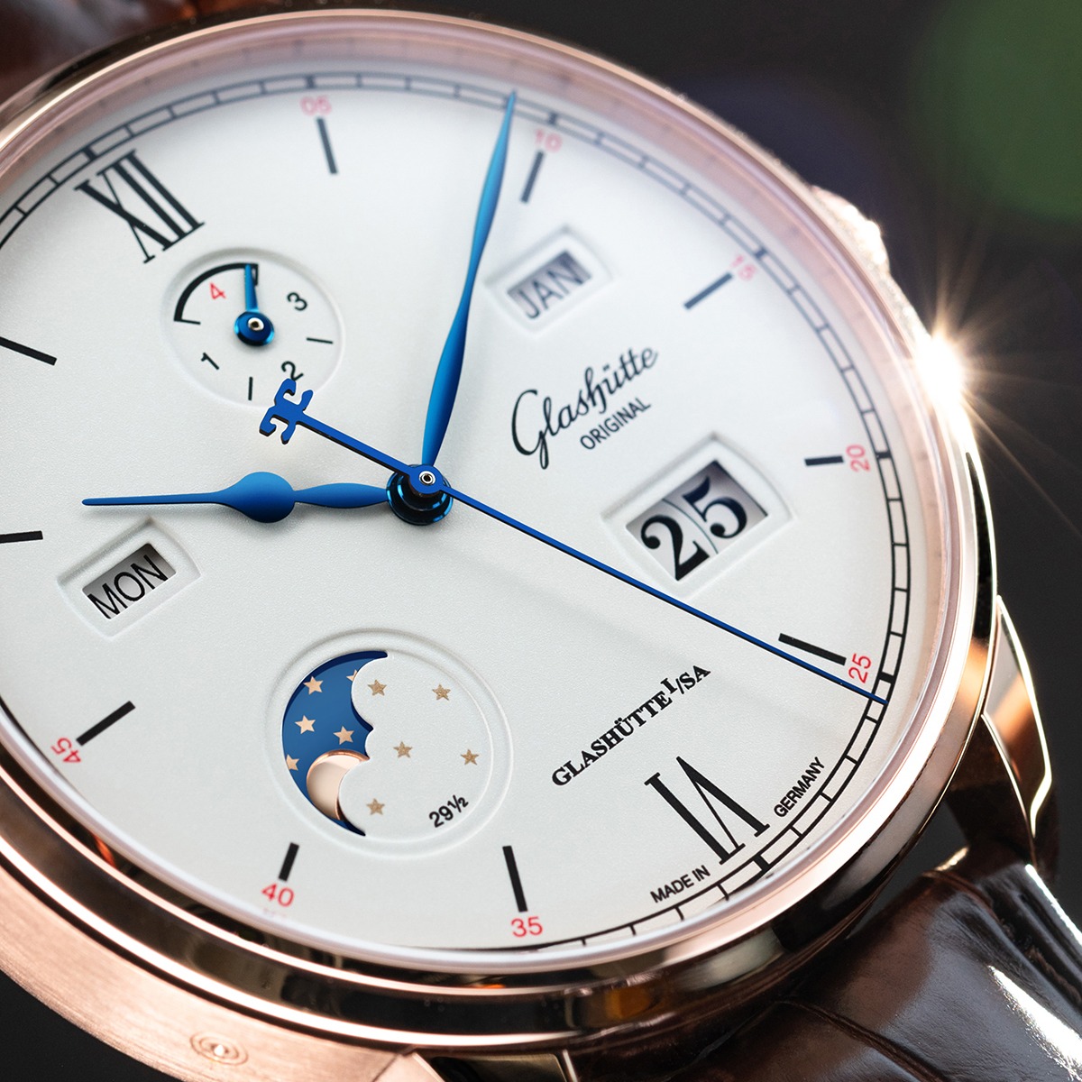 G_O_Manufactory's tweet photo. It's finally spring! The sun awakens nature to new life – and makes the warm red gold case of our Senator Excellence Perpetual Calendar glow. Its surfaces reflect its rays with every movement, and its sophisticated mechanism does not miss a single second.

https://t.co/u06juNgRua https://t.co/rLYefK7ADa