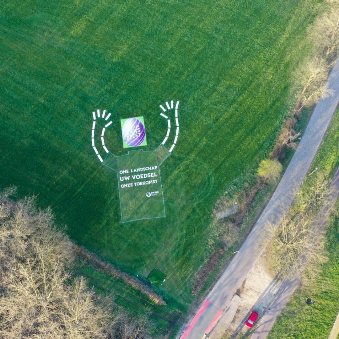 Opnieuw zetten we vandaag tijdens de Scheldeprijs het belang van onze Vlaamse boeren in de verf! 🎨 Ze zorgen niet alleen voor ons veilig en duurzaam voedsel, maar ook voor het prachtige decor van de voorjaarsklassiekers! 🤩 #SP23