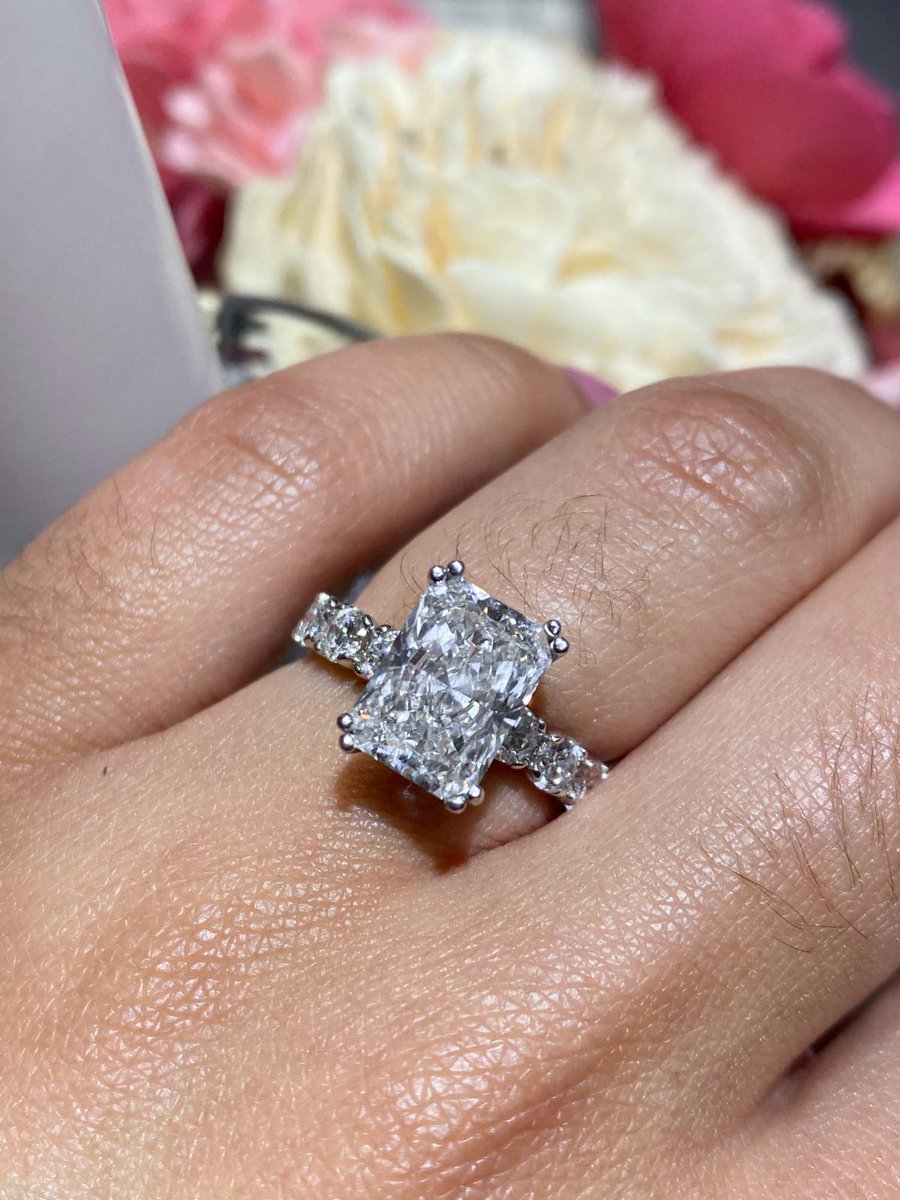 VanAdamsJeweler's tweet photo. 🌸 BRIDAL BLOWOUT SALE 🌸

💎 Save big with our Lab Grown Diamond Collection + more..

Sale ends April 30th 💍

#bridalsale #savebig #engagementrings #weddingbands #solitaire #yellowgold #whitegold #springsale #springproposal
*some exclusions apply. see store for more details. https://t.co/rvvDuWBr3a