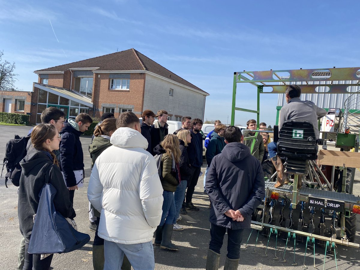Riche matinée pour les étudiants de 4ème année @ISA_Lille dans le cours expérimentation végétale en visite dans les essais céréales du semencier #LemaireDeffontaines Merci aux intervenants pour votre aide à la formation de nos étudiants