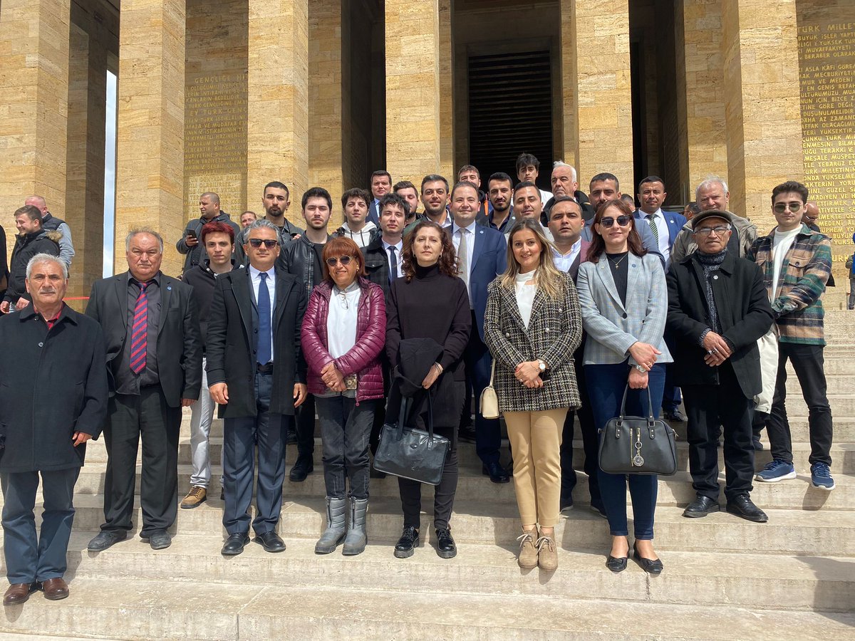 osmanulukoy's tweet photo. Onbinlerce partilimizle 13.Cumhurbaşkanımız Muharrem İnce'nin Anıtkabir'de Atamızı ziyaretine Denizli il örgütü olarak eşlik etmekten onur duyduk, bu tarihi günde orada olmak gurur vericiydi. İyi ki Memleket Partisi var! @vekilince @MemleketimParti @Denizli_MP @erhanderici https://t.co/1ImQLmDUr1