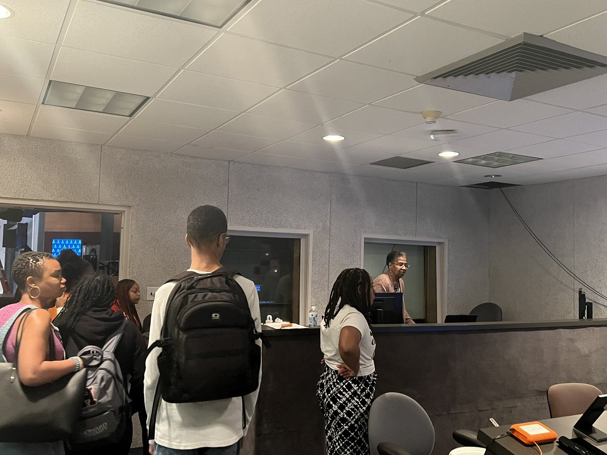 Special thanks to @whuttv’s senior production manager, Sharon Drayton, for giving @howarduchsoc students a tour of the historic station. Lots of great memories in these halls. 💙❤️