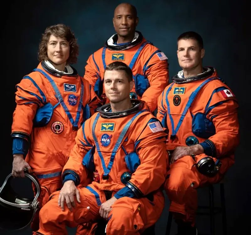 conexaoplaneta's tweet photo. #Nasa nomeia #mulher e #homemnegro como #astronautas da 1ª viagem tripulada ao redor da #Lua em 54 anos https://t.co/RhezLgLUFL Nas missões de 1969 a 1972, todos eram homens brancos. Esta escolha faz parte do plano de garantir #diversidade nas expedições espaciais 🌕🧑‍🚀🚀 https://t.co/mX4EUyAGcm