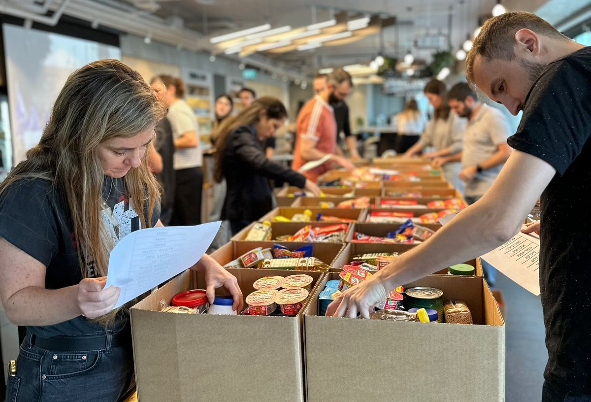 ArmisSecurity's tweet photo. Members of our Tel Aviv team have been #volunteering to help those in need over the holiday period. #Armis Read how Armisers have been giving back worldwide in our good causes round up: https://t.co/1cnDDKQXlc
#ArmisGivingBack #security #cybersecurity #cybercareers #community https://t.co/f7kidYnGxJ
