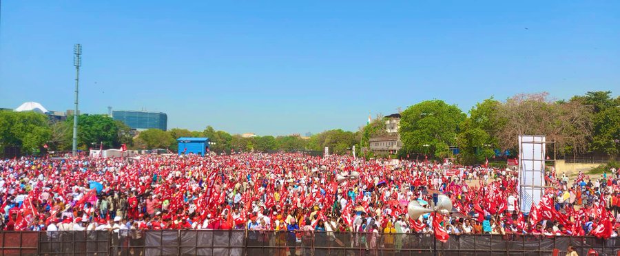 SfiHcu's tweet photo. Jab lal lal jab lal lal lahrayega tab hosh thikane hosh thikane hosh thikane ayega.
Kisan jab sadak pe utrega tab hosh thikane ayega.
#kishan_mazdoor_sangharsh_rally
Red wave in Ramlila Maidan
@SFI_CEC @TelanganaSfi @cpimspeak @KisanSabha 
Inquilab zindabad✊✊✊ https://t.co/bQy3NYYWMy