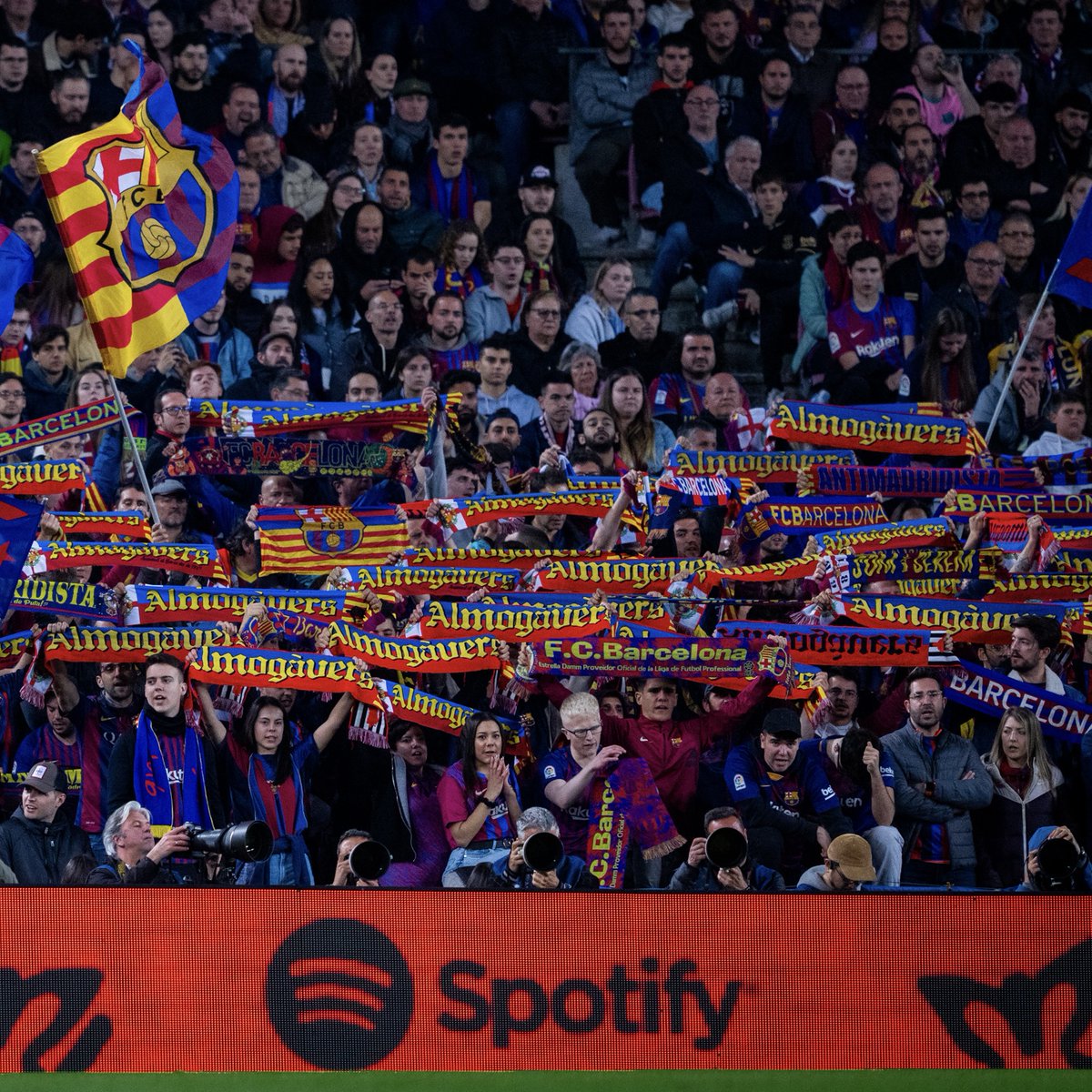 FCBarcelona_cat's tweet photo. Avui us necessitem més que mai, culers! 💪

🧣👕 Omplim l'Spotify Camp Nou de bufandes i samarretes del Barça! 💙❤️ https://t.co/gRxkNX0ORr