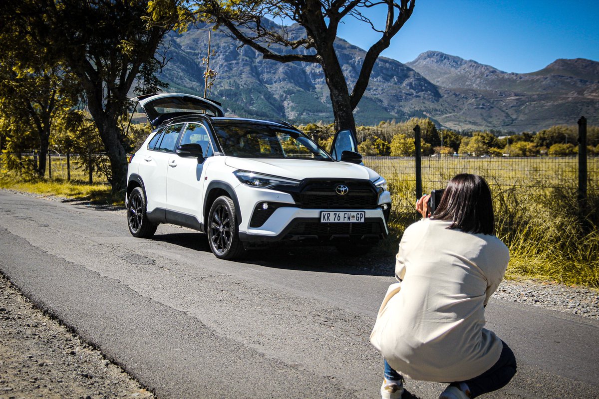 _jasonlottering's tweet photo. Ladies &amp; gentlemen🤩! 

This week, I’m behind the wheel of the all new Toyota Cross GR-Sport🥳..

Quick facts; 
🚗: 103 KW / 172 Nm.
⛽️: 6.8 L/100 km (combined)via a 6-speed (CVT) automatic transmission
💰: R495 200
🎨: Glacier White Bi-Tone

@ToyotaSA #toyotacross #crossover https://t.co/CNHsIvOCSq