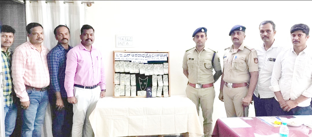 MandyaPolice's tweet photo. ಮಂಡ್ಯ ಸಿಇಎನ್‌ ಅಪರಾಧ  ಪೊಲೀಸ್ ಠಾಣೆಯ ಪೊಲೀಸರ ಕಾರ್ಯಾಚರಣೆ  https://t.co/Z4fvfJYuDn   ಮೂಲಕ ಪರಿಚಯವಾಗಿ ರೈಲ್ಚೇ ಇಲಾಖೆಯಲ್ಲಿ  ಉದ್ಯೋಗ ಕೊಡಿಸುವುದಾಗಿ ನಂಬಿಸಿ 31,34,300/- ರೂ ಹಣವನ್ನು ಆನ್‌ ಲೈನ್‌ ಮೂಲಕ ವರ್ಗಾವಣೆ ಮಾಡಿಸಿಕೊಂಡು ಮೋಸ ಮಾಡಿದ್ದ ಆರೋಪಿಯ ಬಂಧನ. https://t.co/TIuzsaEXPI