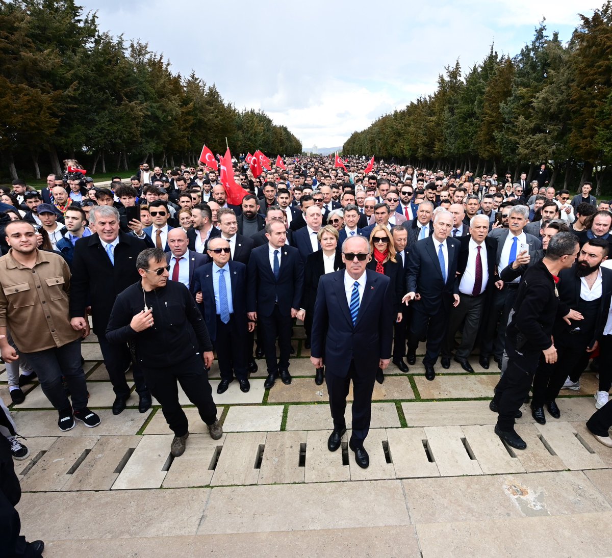 MemleketimParti's tweet photo. Genel Başkanımız ve Cumhurbaşkanı Adayımız Muharrem İnce, memleket sevdalılarıyla birlikte Anıtkabir'de Önderimiz Gazi Mustafa Kemal Atatürk'ün manevi huzura çıktı. "Kurduğunuz Cumhuriyeti, emanet ettiğiniz gençlerle birlikte ilelebet yaşatacağız." dedi. https://t.co/Lipzk7fQY2