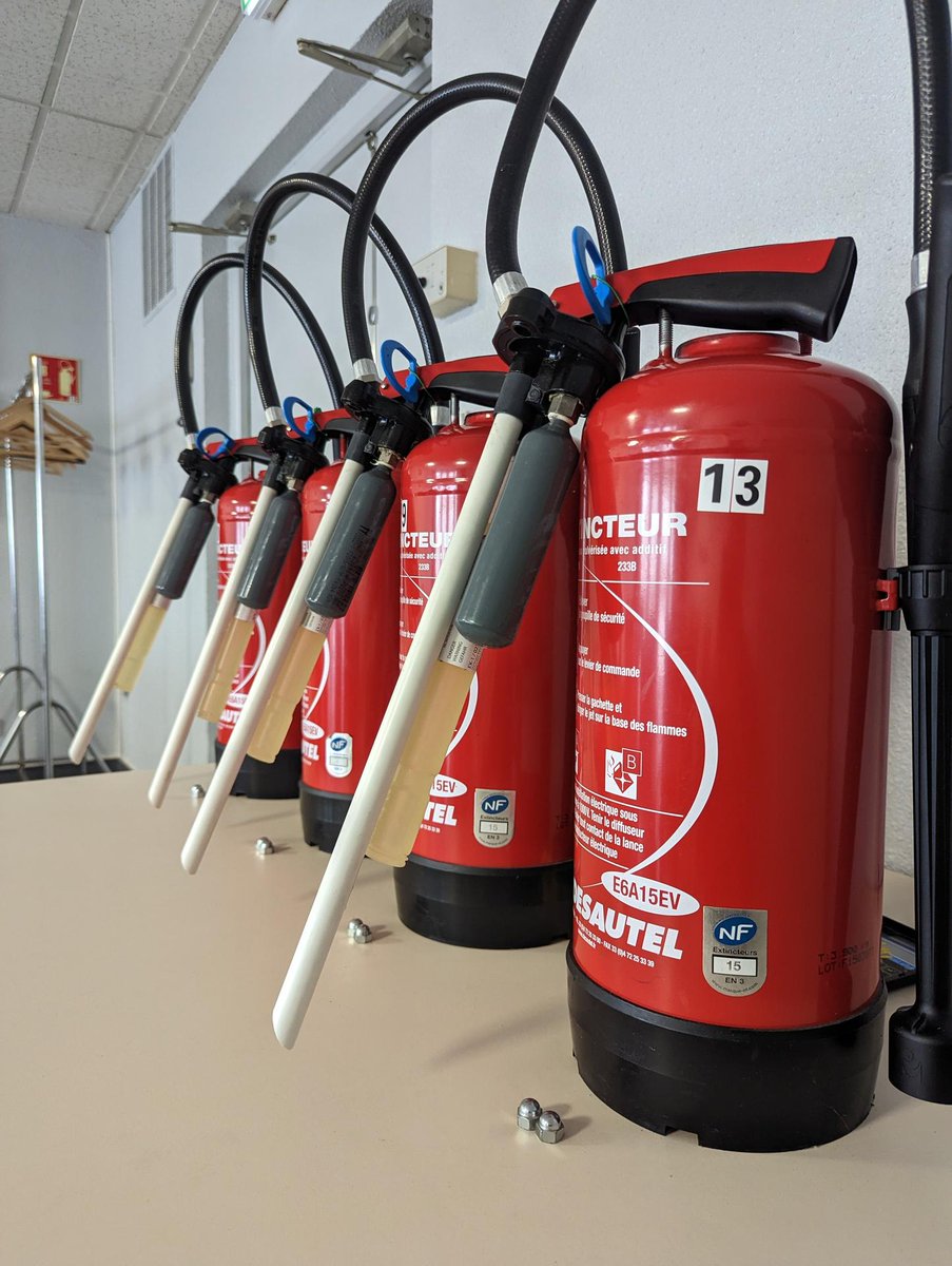 DirectPrvention's tweet image. Extincteurs contrôlés et prêts à être mis en service.

#extincteurs direct-prevention.fr/maintenance-in…