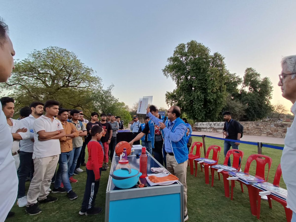 NSC_Delhi's tweet photo. The stage is all set! Visitors await  the view of a starry night at the #AstroNight Sky Tourism organised by
@SciMuseumDelhi in collaboration with @Spacian
and @_NMML_ at Qutub Minar New Delhi #AstroTourism #astronomy @PMOIndia
@AmritMahotsav https://t.co/2UzpZgsUn5
