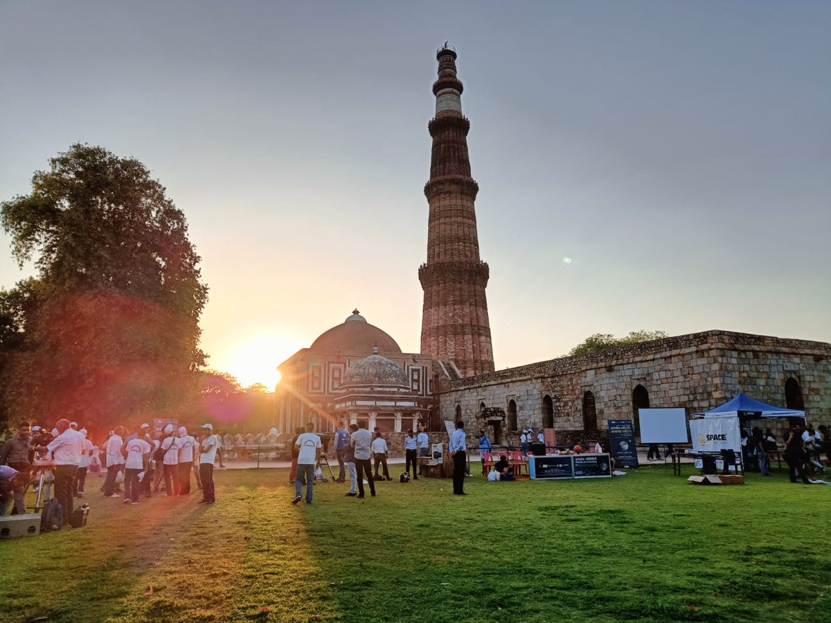 NSC_Delhi's tweet photo. The stage is all set! Visitors await  the view of a starry night at the #AstroNight Sky Tourism organised by
@SciMuseumDelhi in collaboration with @Spacian
and @_NMML_ at Qutub Minar New Delhi #AstroTourism #astronomy @PMOIndia
@AmritMahotsav https://t.co/2UzpZgsUn5