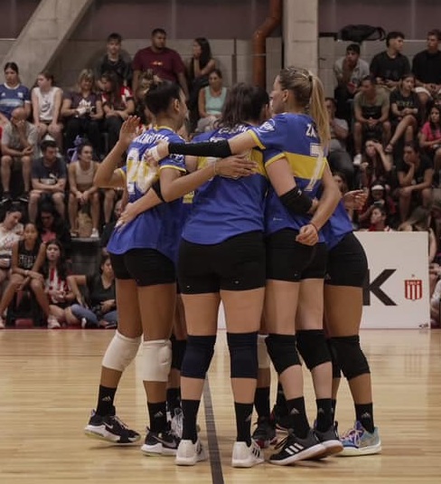 instintoamateur's tweet photo. #Voley🏐 #LigaArgentinaFemenina #PlayOff
Las semifinales se jugarán desde hoy al mejor de 3 partidos
A las 21 hs @BocaVoley vs @voleycge y en La Rioja #CEF5 vs @CASLAVoley
El domingo serán las vueltas y en caso de igualdad los 3ros partidos el lunes en el "Poli" y el "Pando" https://t.co/MkCn5vyGY2