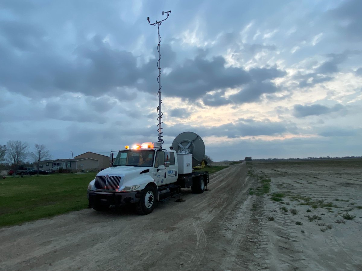 UAHSWIRLL's tweet photo. Our teams deployed in the field at 5AM 💤 and collecting data ahead of the incoming QLCS. Teams are coordinating with other @PERiLS_Project facilities around the Jonesboro, AR area. https://t.co/daCsqDducn