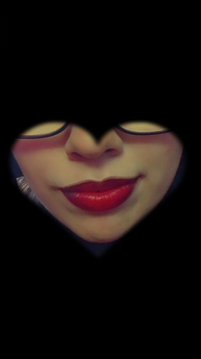LuminousGuardia's tweet photo. Today I am breaking immersion and showing lip stick that I was wearing cuz it came out great.
#vtuber #amile #makeup #twitchtv
#envtuber https://t.co/RgxJrYPp74