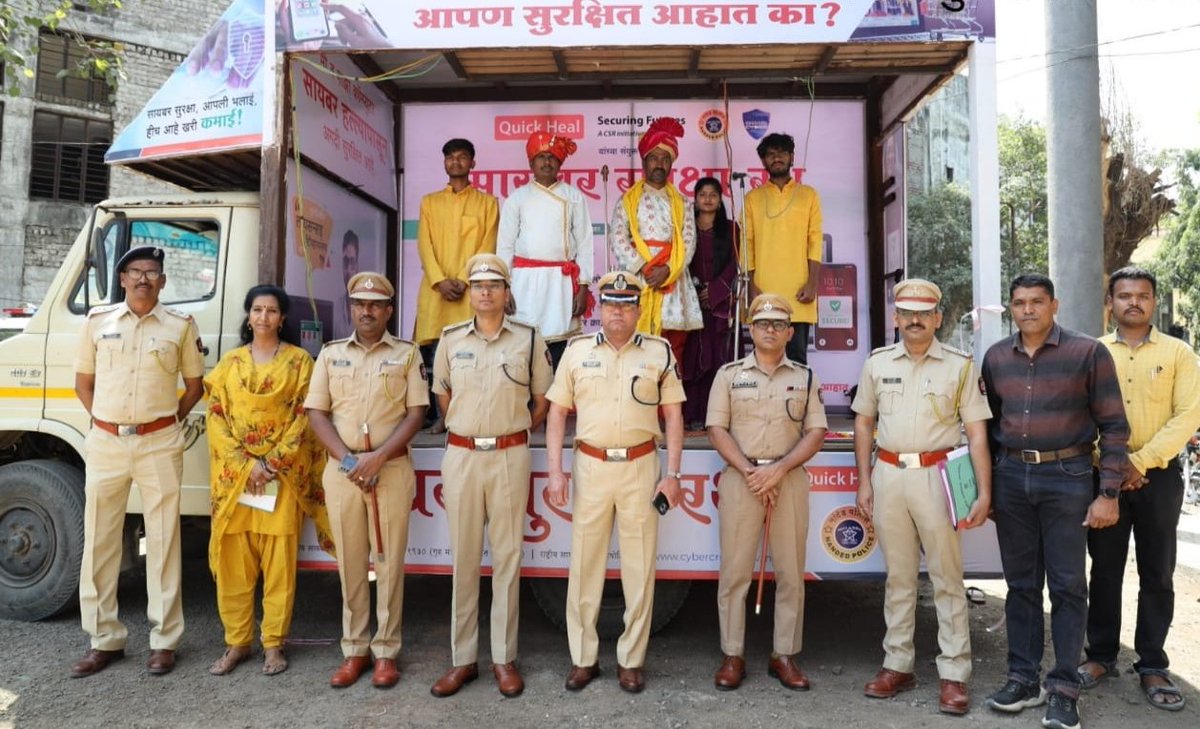 NandedPolice's tweet photo. मा. पोलीस उप महानिरीक्षक श्री डॉ. शशिकांत महावरकर नांदेड परिक्षेत्र यांच्या हस्ते सायबर जनजागृती रथाचे उद्घाटन करण्यात आले.
#Nandedpolice #CyberAmbassador #CyberAwerness #MaharashtraCyber https://t.co/JXnT044Z43