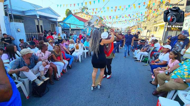 Si quieres pasar una tarde maravillosa todos los domingos conducen al son de Antonio keka 💃.