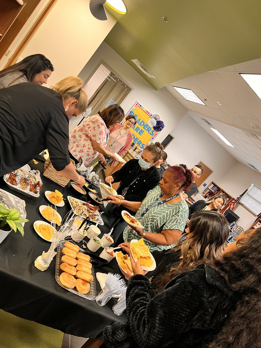 JackieMarieRod's tweet photo. Today @GWTruett  celebrates and appreciates all of our paraprofessionals!! They are the piece that makes us complete!! 🧩 We couldn’t make it without them!!  We ❤️ them!!  #ParaprofessionalAppreciationDay  @PrincipalBernal @ACEDallasISD @TeamDallasISD @DanforDISD    
💙💛🐯 https://t.co/pedmdybPEE