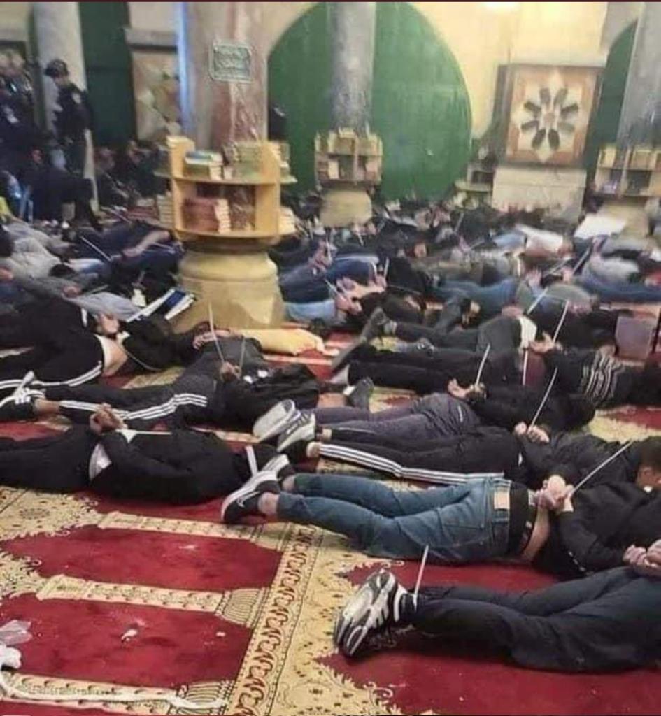 Nashedfree's tweet photo. إلى كل المطبعين العرب مع إسرائيل هؤلاء المسلمون العرب الفلسطينيون مقيدون وهم في المساجد ماهو ردكم انتم ومطبليكم
#الاقصى_يستغيث https://t.co/oBZDIOw3LJ
