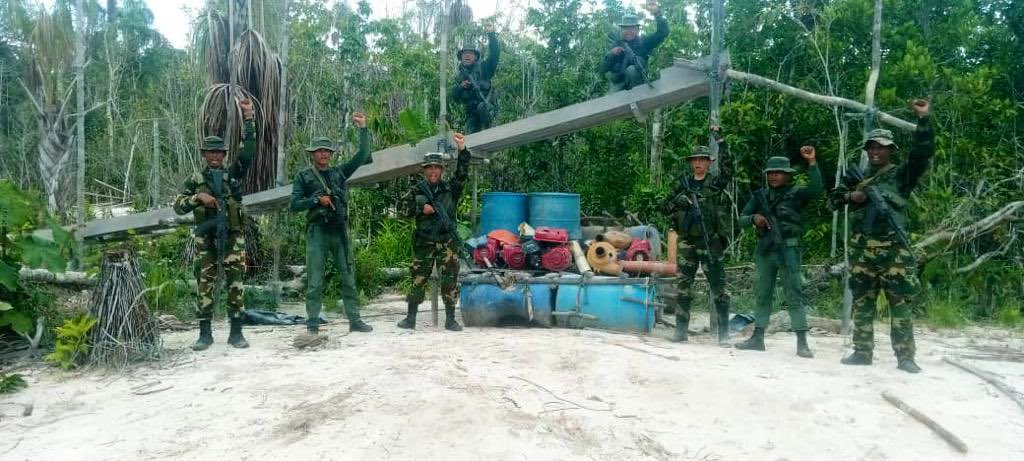 IvonneTcnel's tweet photo. Durante el año 2023, en las reservas forestales de la amazonia venezolana, #FANB ha inutilizado más de 120 motores de combustión usados en la depredación del medio ambiente  por grupos delincuenciales que irrespetan el ordenamiento territorial. 

#EscudoBolivariano2023 https://t.co/8Ajy971NMx