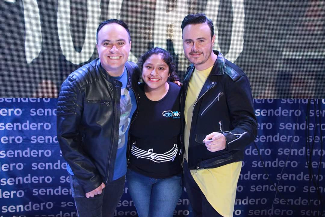 OirAmorMty1's tweet photo. Hoy se presenta @RioRomamx en la feria #FENAHUAP 61, en #CdValles 🧐
Dos de nuestras integrantes @HisalaSanchez1 y @FranxiizzRR estarán allá, presente #OAMty 😍🙌🏽
Que disfruten mucho y se traen a los Roma a #Monterrey 🤭🥴 ya los extrañamos mucho 😭 https://t.co/IVE7KrOBSm
