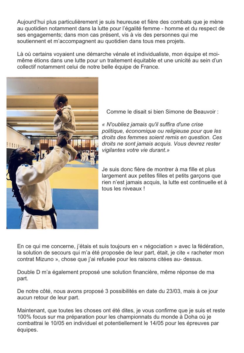 Photo de stock Des femmes qui se battent. Deux 149077094 | Shutterstock, image size:832x1200