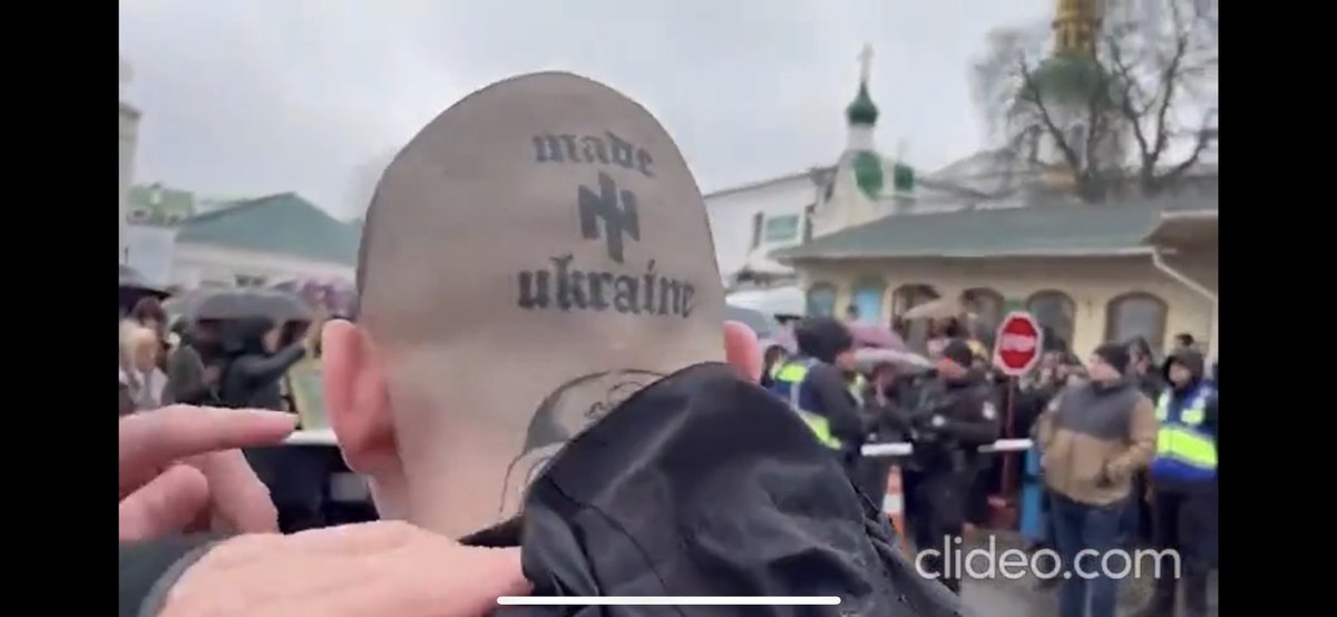 “Ho una svastica tatuata sul cranio, ma non sono nazista” dice il soldato ucraino ferito a Bakhmut al gioviale giornalista… Da Kiev è tutto, buona Pasqua! 😂