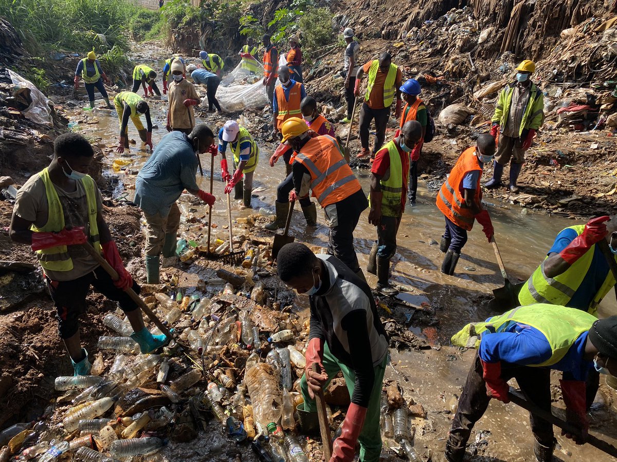 ayissi_yannick's tweet photo. « Ma Cité sans inondations » : curage de la rivière Abiergue ce jour avec les groupes de volontaires de notre Municipalité.
Agir Ensemble 🤝🇨🇲 https://t.co/E3qJQmtrUW