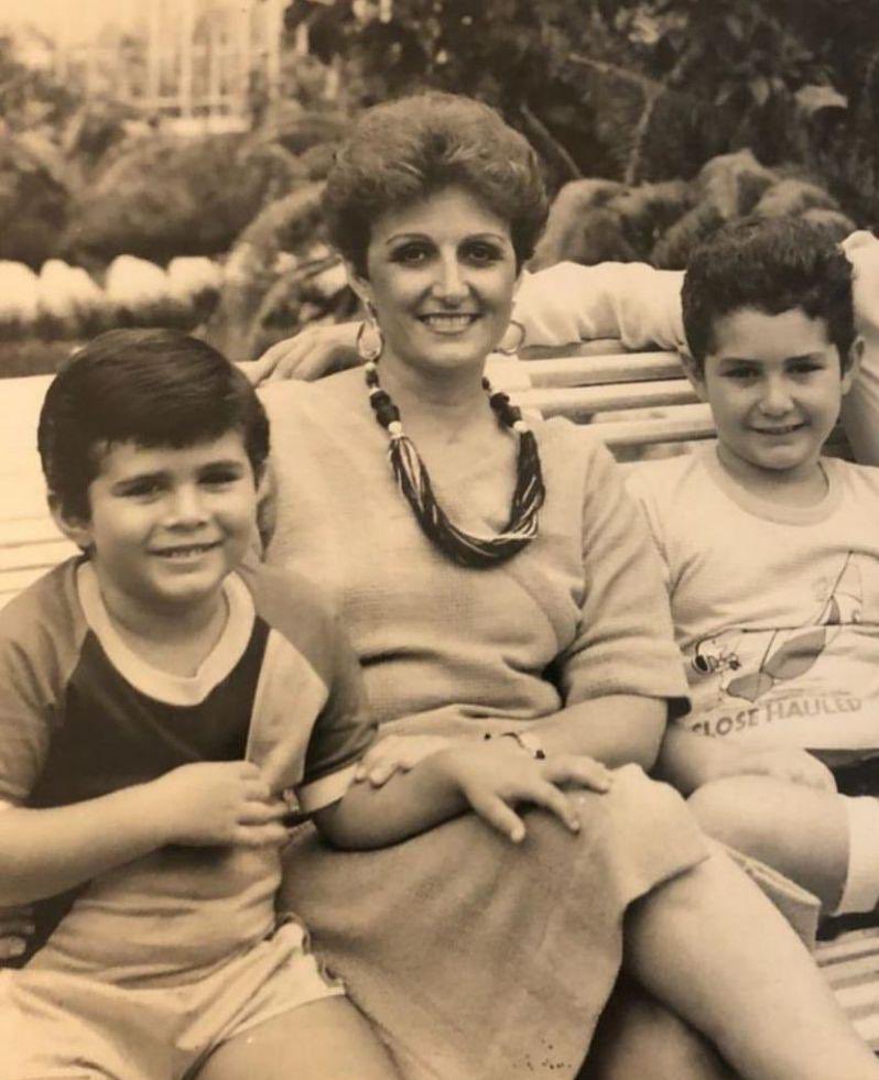 elcionebarbalh0's tweet photo. Hoje é #DiaDoFilho e eu não poderia me sentir mais grata a Deus pelos meus, que além de me darem tanto amor e orgulho, ainda me deram uma família maravilhosa. 💜

Agradeço a Ele todos os dias e rogo para que o Senhor os proteja, hoje e sempre.🙏🏼✨ https://t.co/2UDDQUJf59