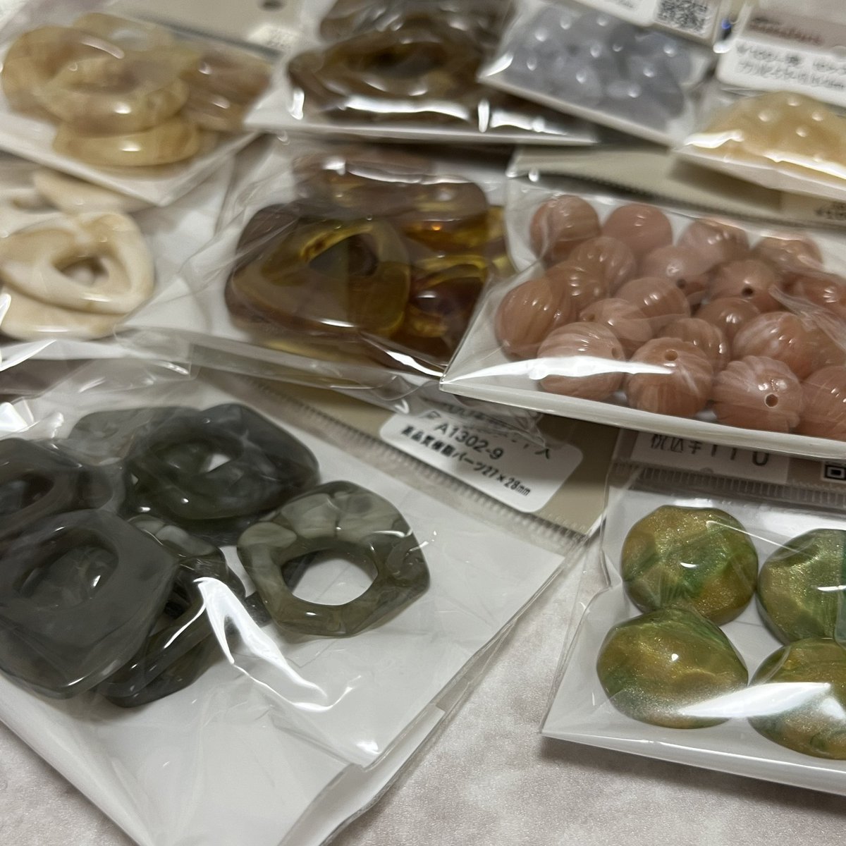 久しぶりの浅草橋でワクワクして
アクセサリー資材大量に仕入れた👛

買ったからには作らなきゃ！売らなきゃ！
好きなのは作るのだけで撮影苦手だけど・・・出品も面倒臭いけど・・・🤣
やります！！

#ハンドメイド好きさんと繋がりたい