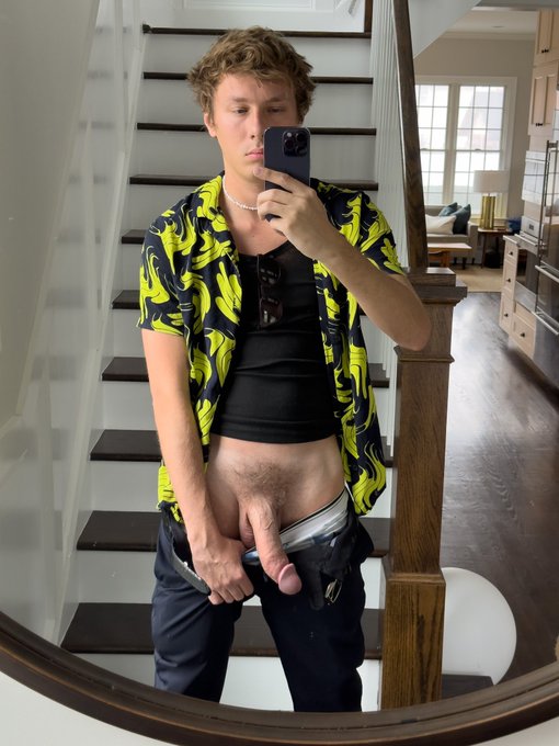 Show me some thirst traps to get me hard ⬇️ https://t.co/9pcxIVocPw