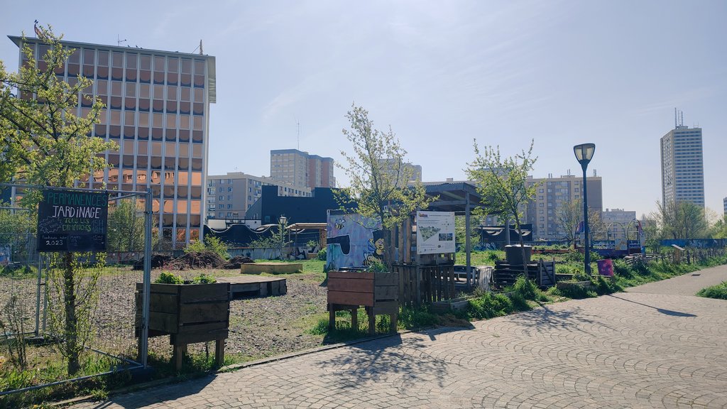<a href="/Lascoux_Patrick/">Lascoux Patrick</a> &amp; <a href="/AdeRugy/">Anne de Rugy</a> visitent 2 lieux d'agriculture urbaine à #bagnolet et #montreuil, portés par <a href="/AssociationAJDB/">AJDB</a> et On sème tous.

👏 Des projets admirables ancrés localement, qui mêlent promotion de la #biodiversité, #nature en ville, #agroécologie et #solidarité.