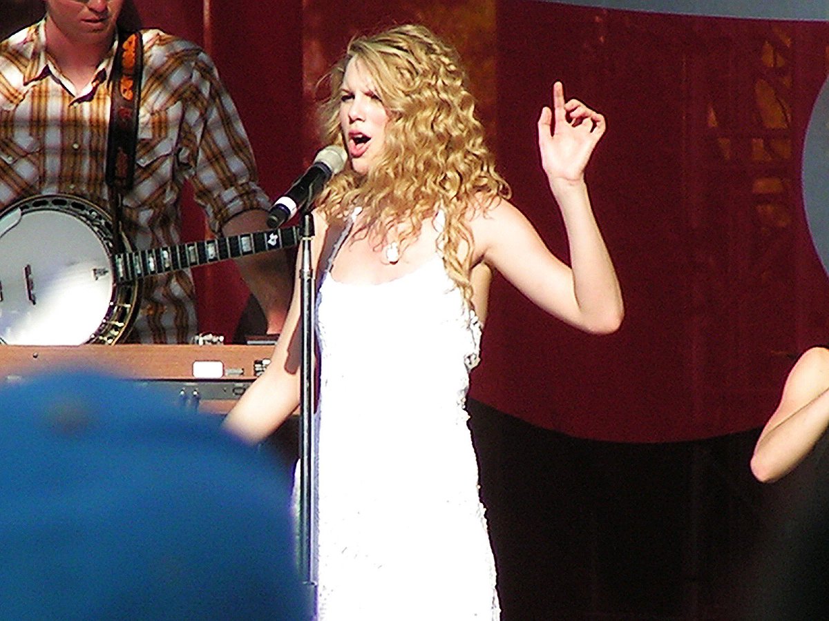 alightobsession's tweet photo. I uncovered some photos I took at my very first Taylor Swift concert on April 6th 2008 when we were still in the debut era 🥹 https://t.co/RVXxBTSReb