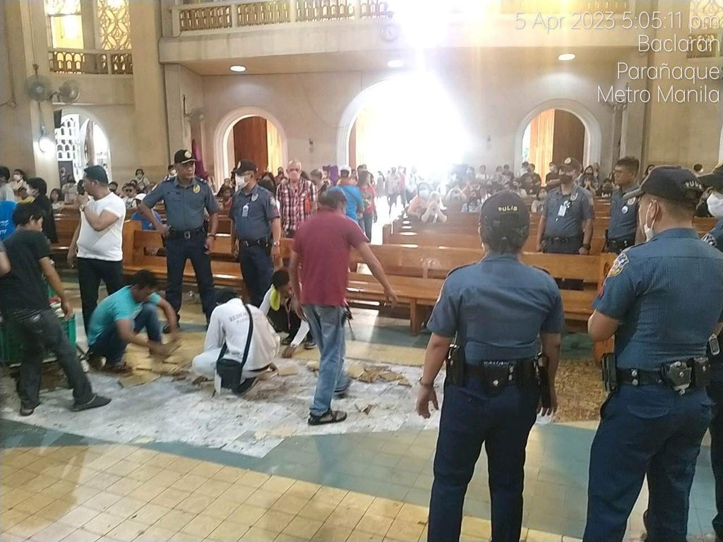 annacerezo_'s tweet photo. LOOK: Ceramic tiles inside
Baclaran Church that reportedly exploded due to excessive heat were cleared by personnel. Authorities are still investigating the incident. No injuries were reported | @ABSCBNNews 

📸: SPD https://t.co/iD0qBbXfgX