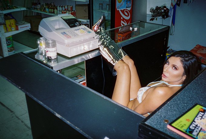 spring breakers 👽 https://t.co/1nh7CkLEm7