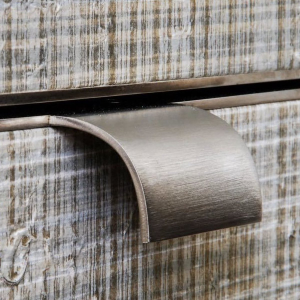 Kaizen_London's tweet image. The drawers from the master suite of our Wentworth Estate project have been expertly wrapped in fine handwoven Japanese paper and finished with antique bronze trims.

#designdetail #britishcraftmanship #drawerpulls #drawerpull #drawerdesign #joinery #joinerydesign #joinerywork