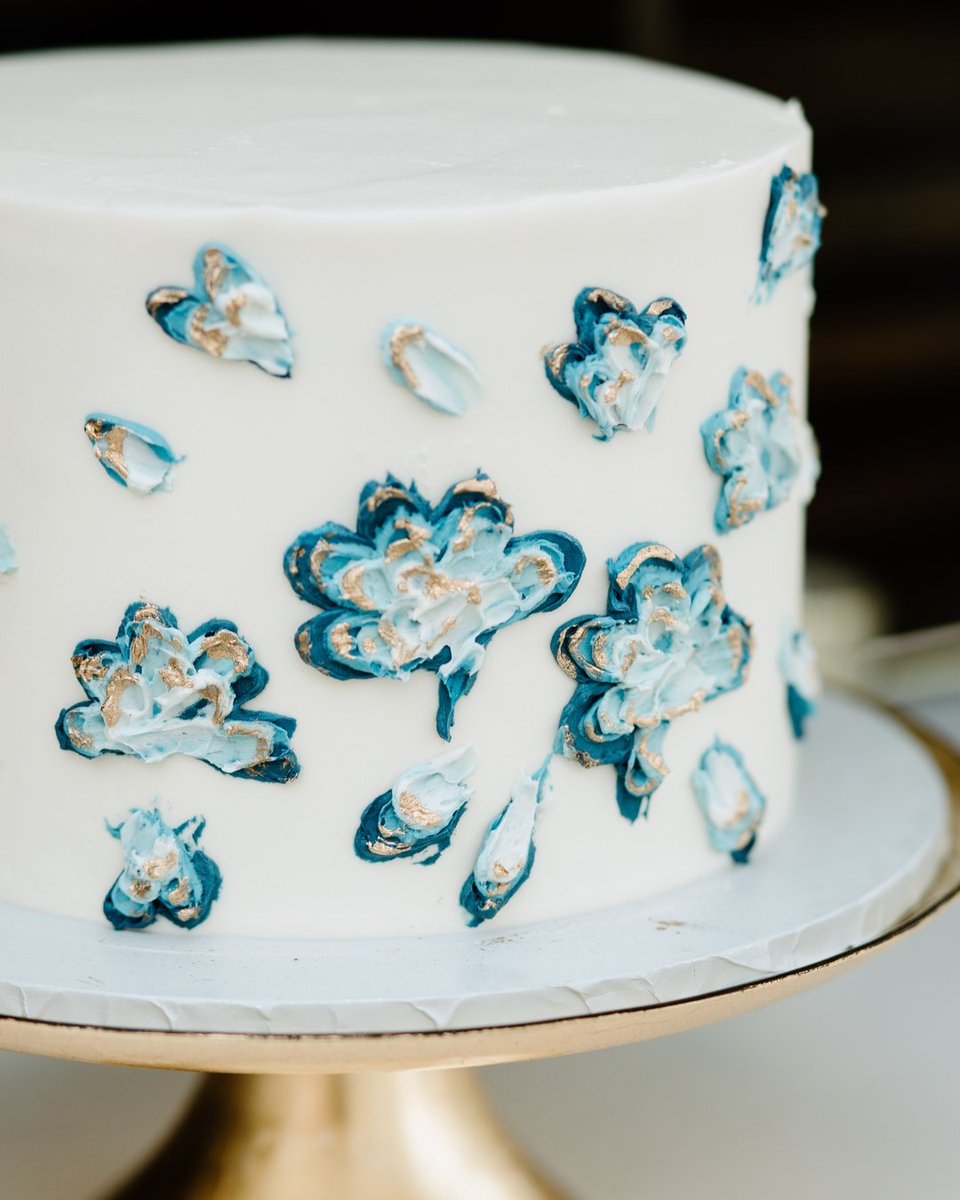 joybyjoelle's tweet image. Do not trust the people that say "nobody eats wedding cake." 

That. Is. ALL! 😂

Photographer: @‌ivyellephotography
Venue: @‌hillsideacresweddings
Cake Designer: @‌cuteandclassycakes
.
.
. 
#weddingcake #cakedecorating #cakegram #dessert #sweets #cake #buttercream #buttercreamca