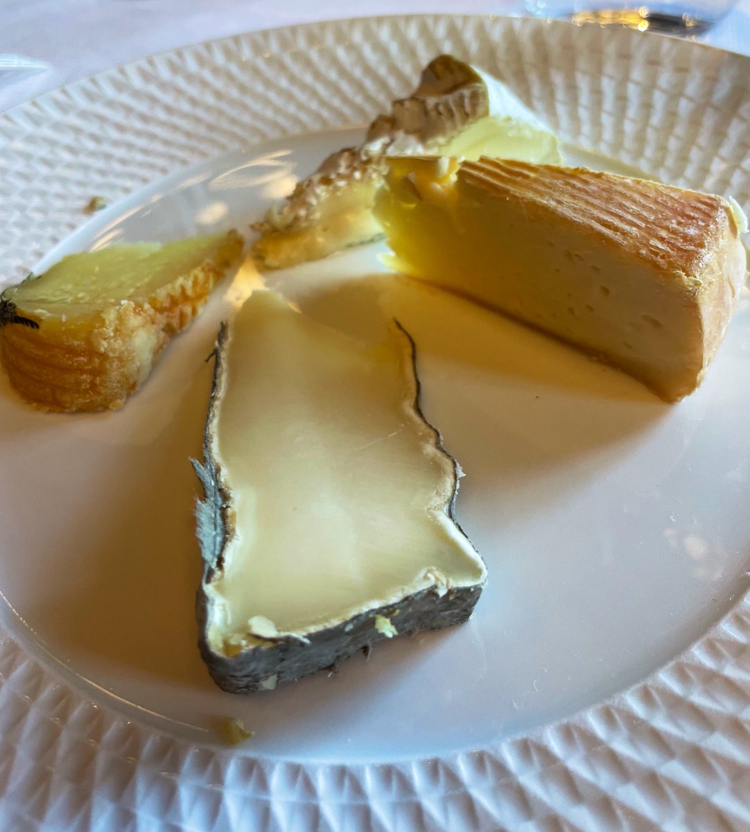 eatinglasvegas's tweet photo. Spring has sprung @guysavoy Part 3: Just a few(?) courses of the best cooking, cheese, desserts and wine on earth. 😋🇫🇷🥂🍷🤩🧑‍🍳🧀
#Munster
#StNectaire
#Camembert https://t.co/LBzPQtDKaV