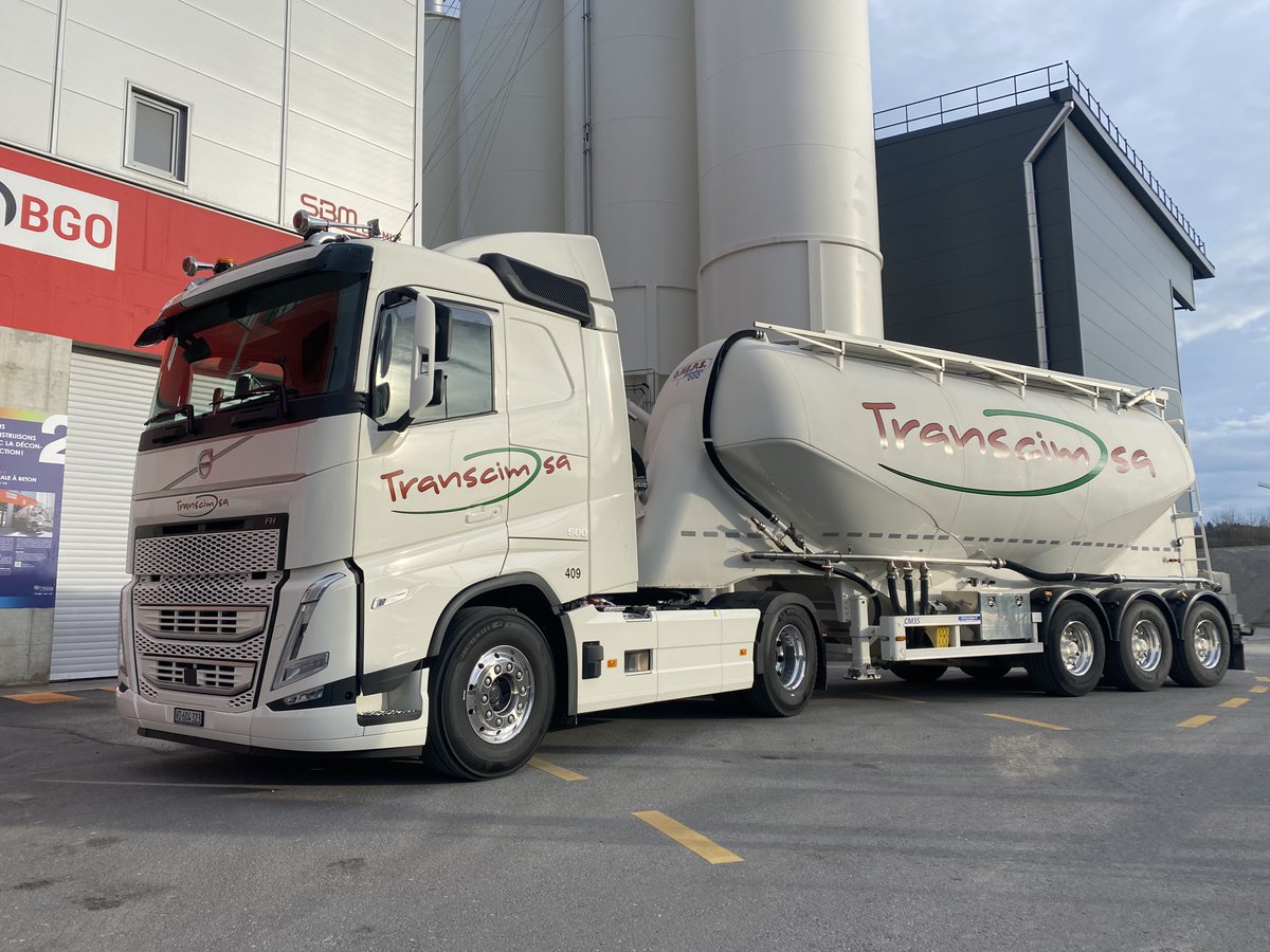 Eric von der Transcim SA darf sich über diesen vollausgestatten Volvo FH freuen. Unser Kollege Xavier Pilloud hatte die Ehre dieses Fahrzeug zuletzt zu übergeben. Wir wünschen allzeit gute und sichere Fahrt!
#volvotrucks #volvotrucksch #volvotrucksforyou