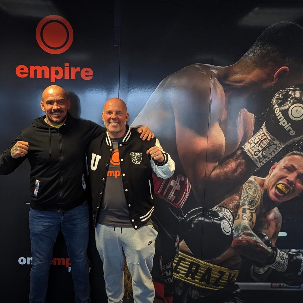 EmpireFS_'s tweet image. Always a pleasure to have the original Spice Boy @26RLR visit us at @EmpireFS_ for a catch up and the official handover of the @PlayUndisputed jacket courtesy of our good friend @Grishamfight 🥊

#spiceboy
#playundisputed
#empirefightstore