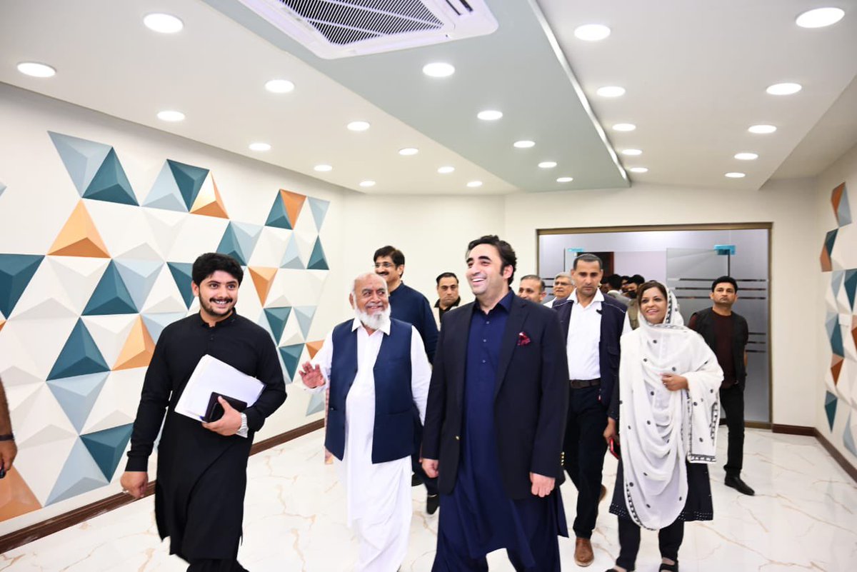 BBhuttoZardari's tweet photo. آج گمبٹ انسٹی ٹیوٹ آف میڈیکل سائنسز میں پاکستان کے پہلے پھیپڑوں کی پیوندکاری کے شعبے کاافتتاح اورملک کی پہلی ہیلتھ سٹی اورپبلک فارماسوٹیکل انڈسٹری کے منصوبے کاسنگ بنیاد رکھا، جس کی بدولت پاکستان کے عوام کومہنگا ترین علاج بلکل مفت اورادویات کی درآمدات پراربوں روپے کی بچت بھی ہوگی۔ https://t.co/6U8WGp74LZ