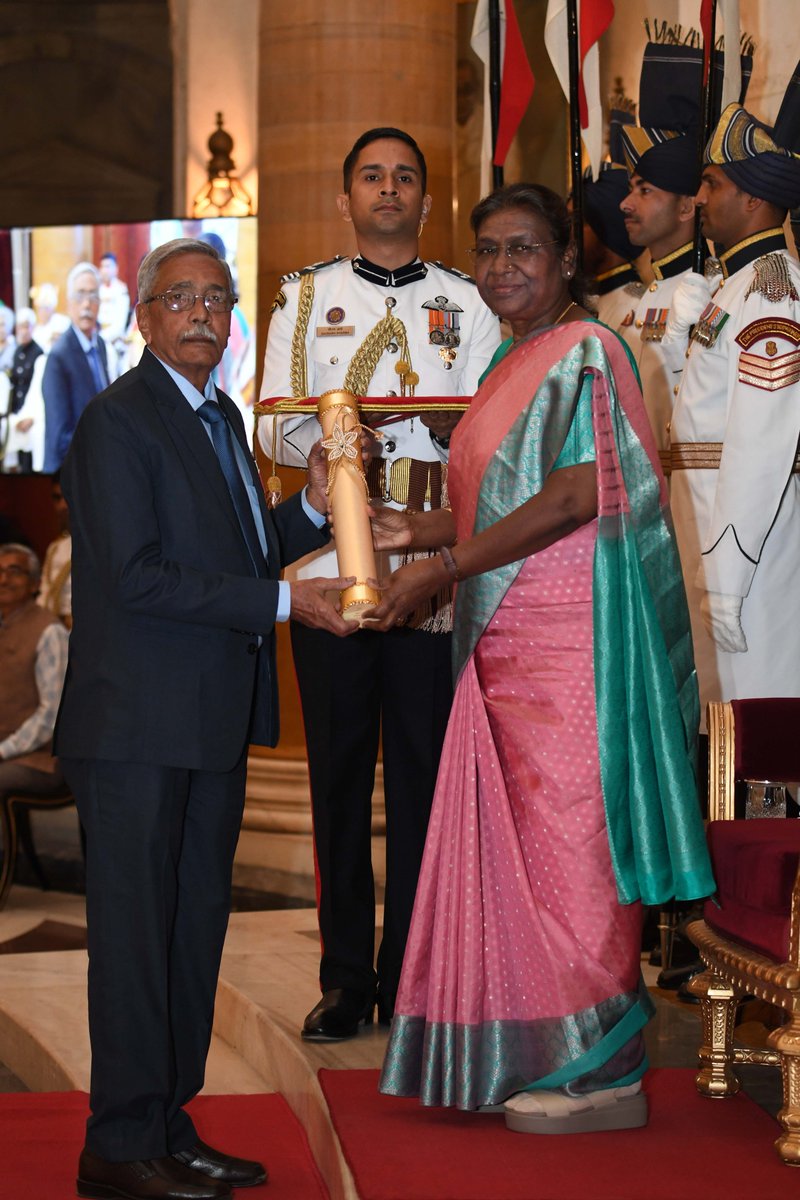 President Droupadi Murmu presents Padma Shri to Shri Gajanan Jagannath Mane for Social Work. He has been working for leprosy eradication and rehabilitation of leprosy patients and their families in Maharashtra.