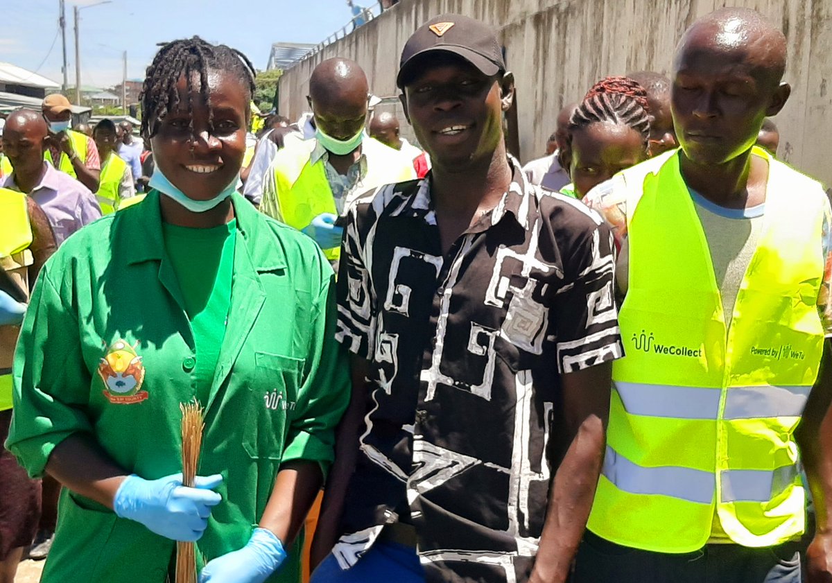 WeTu_Kenya's tweet photo. We #cleaned Mbita town today, thanks to @HomaBayCountyKE. Role of the #community in #solidwastemanagement was appreciated. WeTu brand conspicuosly visible as a key player in #Ewastemanagement. Mbita town was painted green with #environmentconservation messages.
@gladyswanga https://t.co/UIUuE24r5A