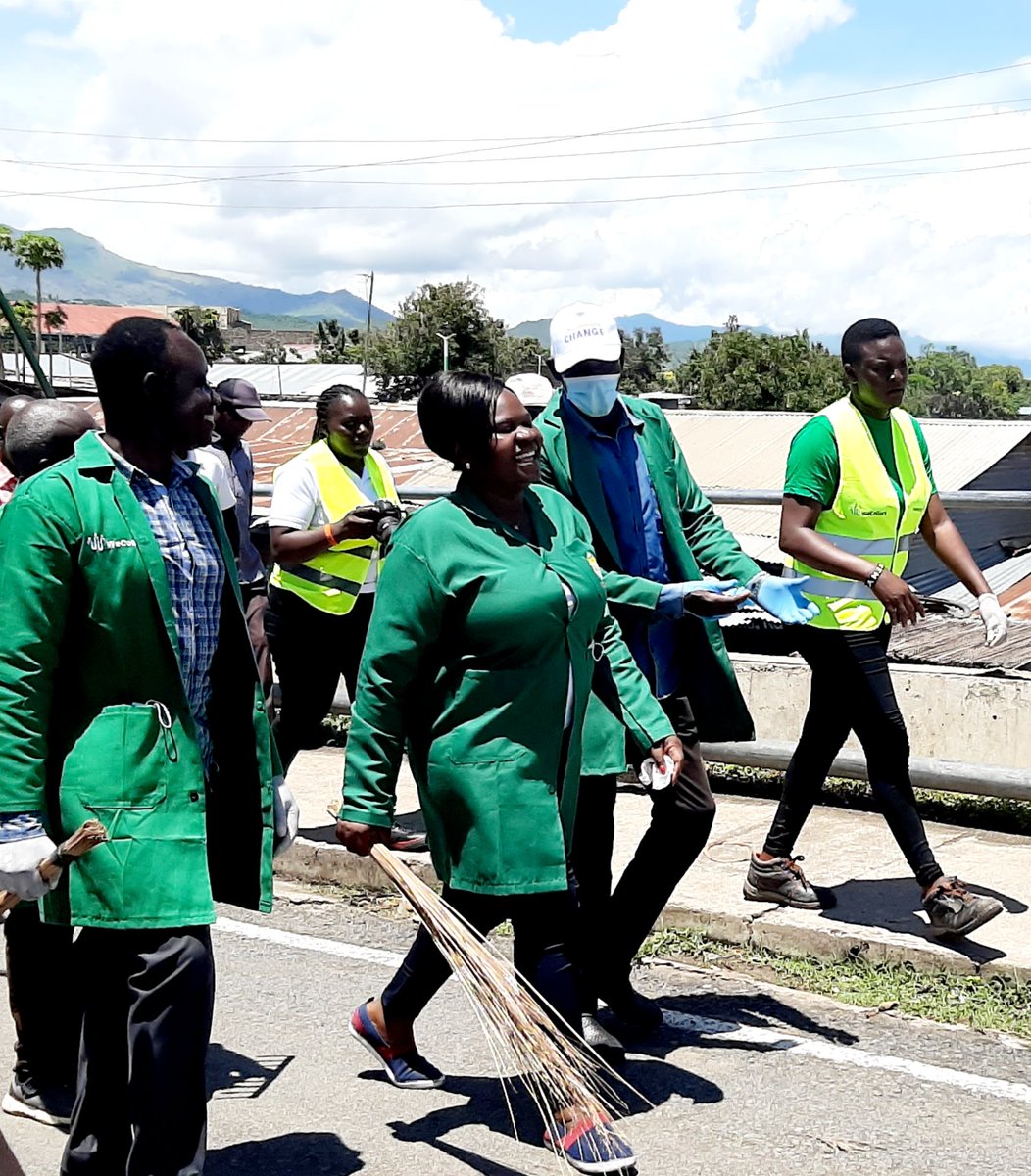 WeTu_Kenya's tweet photo. We #cleaned Mbita town today, thanks to @HomaBayCountyKE. Role of the #community in #solidwastemanagement was appreciated. WeTu brand conspicuosly visible as a key player in #Ewastemanagement. Mbita town was painted green with #environmentconservation messages.
@gladyswanga https://t.co/UIUuE24r5A