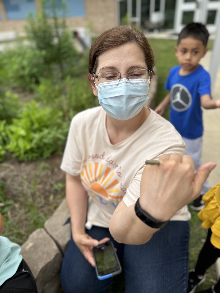 Sharon_Tipping1's tweet photo. Loved spending time with PreK in the garden this morning! Students discovered ladybugs and monarch butterfly caterpillars. Thankful for our garden ⁦@BaneElementary⁩ and the discoveries it holds! #CFISDScience #BaneMustangs #KidsDeserveIt #GardenstoGrow https://t.co/BIQwjBc9nd