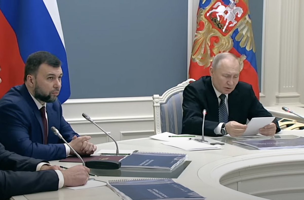 ilya_shepelin's tweet photo. Путин говорит сейчас на Совбезе:
— Сложившейся ситуацией в ЛНР и ДНР пытаются воспользоваться чисто криминальные элементы, включая финансовых мошенников

Тем временем — сидящий в метре от Путина — функционер пирамиды МММ Пушилин думает про себя:
— Что значит: «пытаются»??! https://t.co/ChuVl07jss
