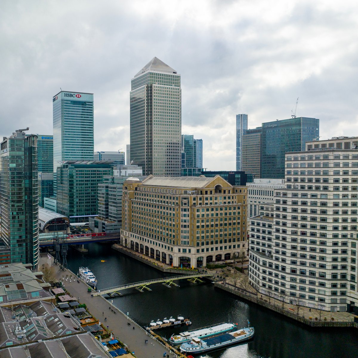 AltitudePhotos's tweet image. One of the most controlled pieces or airspace you can get, but we were able to make this safe and legal.

Do you think our expertise could help you?

#dronefilming #aerialfilming #challengeus