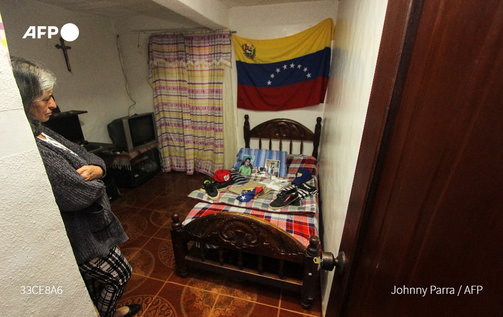 tovarguedez's tweet photo. Esta es la historia de Orlando Maldonado, 26 años de Venezuela, y de Francisco Rojche, guatemalteco de 21. Son dos de los 40 migrantes que murieron en el incendio del centro de detención de Ciudad Juárez. Ambos buscaban el "sueño americano" - #AFP :  https://t.co/4sgYZt1qI3 https://t.co/szVylIesM8