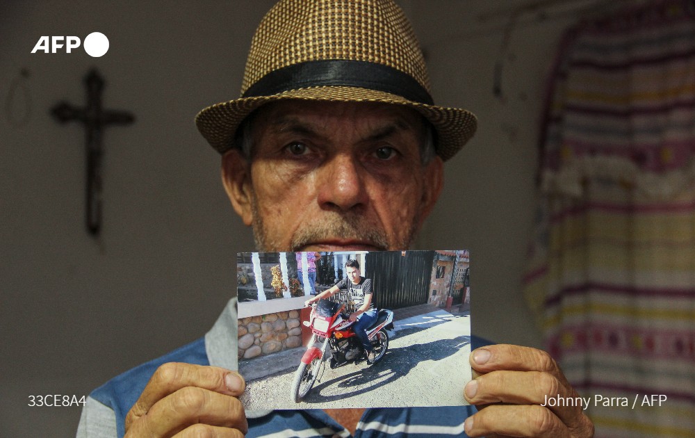 tovarguedez's tweet photo. Esta es la historia de Orlando Maldonado, 26 años de Venezuela, y de Francisco Rojche, guatemalteco de 21. Son dos de los 40 migrantes que murieron en el incendio del centro de detención de Ciudad Juárez. Ambos buscaban el "sueño americano" - #AFP :  https://t.co/4sgYZt1qI3 https://t.co/szVylIesM8