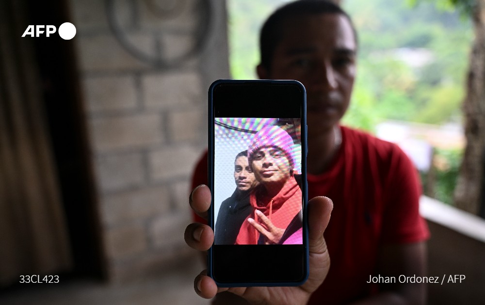 tovarguedez's tweet photo. Esta es la historia de Orlando Maldonado, 26 años de Venezuela, y de Francisco Rojche, guatemalteco de 21. Son dos de los 40 migrantes que murieron en el incendio del centro de detención de Ciudad Juárez. Ambos buscaban el "sueño americano" - #AFP :  https://t.co/4sgYZt1qI3 https://t.co/szVylIesM8